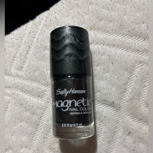 SALLY HANSEN MAGNETIC NAIL COLOUR IN “GRAPHITE GRAVITY”